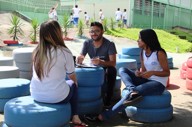 Gleidson Carlos, também analista da SEE, conversa com estudantes dos anos finais do Ensino Fundamental sobre o processo de votação dos líderes de turma. Foto: Franciele Xavier (SEE/MG)